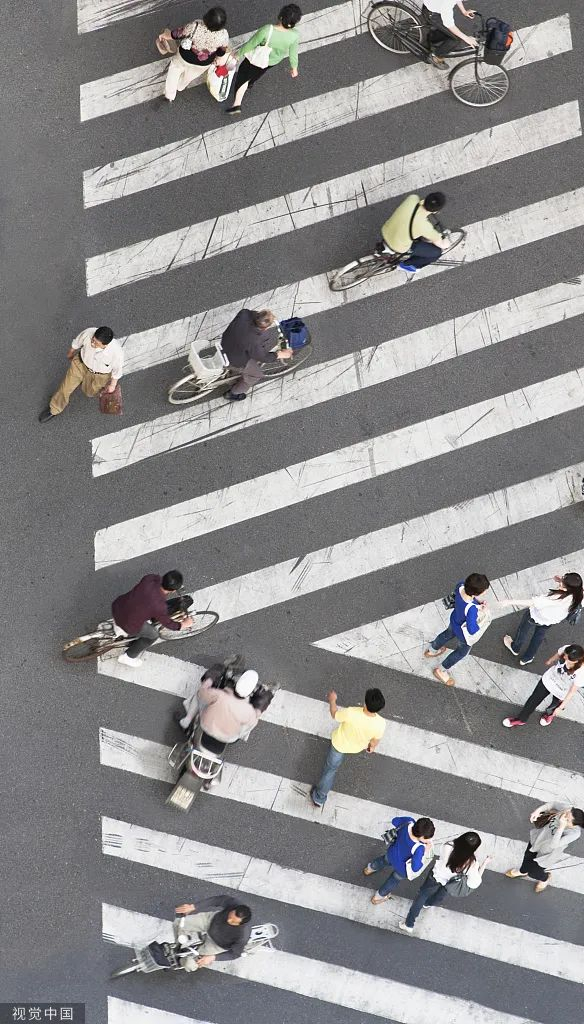 斑马线，行人匆匆