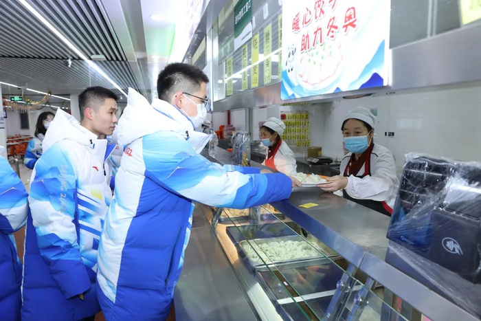 ▲中央财经大学为冬奥师生志愿者准备了饺子餐。图/中央财经大学
