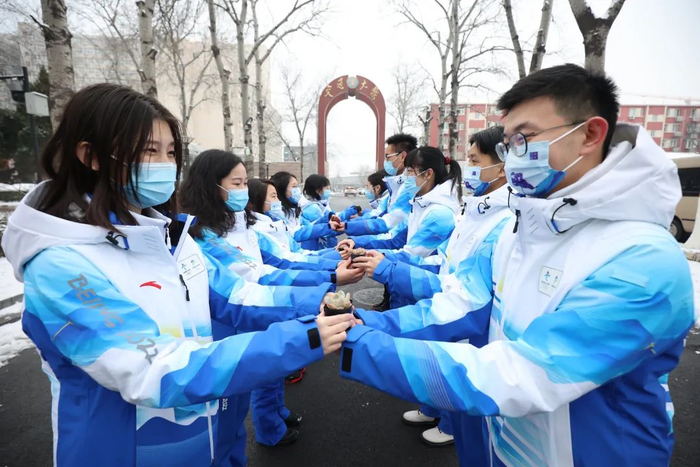 ▲志愿者们收到了学校赠送的植物。图/北京交通大学供图