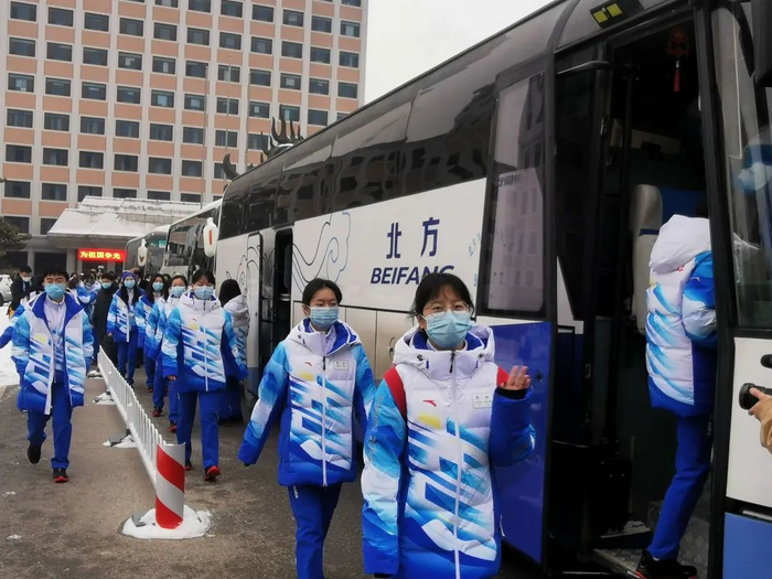 ▲志愿者乘车前往北京首都国际机场开展志愿服务工作。图/新京报记者 苏季