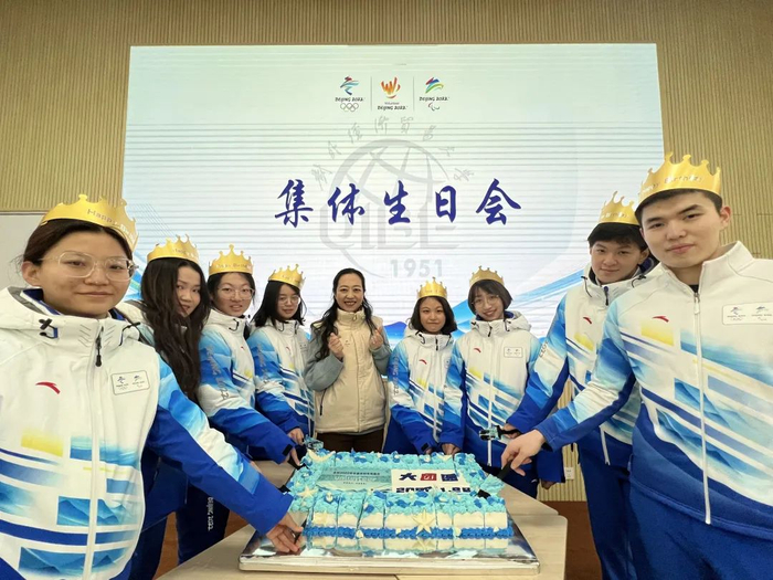 ▲对外经济贸易大学为8名学生志愿者提前庆祝生日。图/对外经济贸易大学供图
