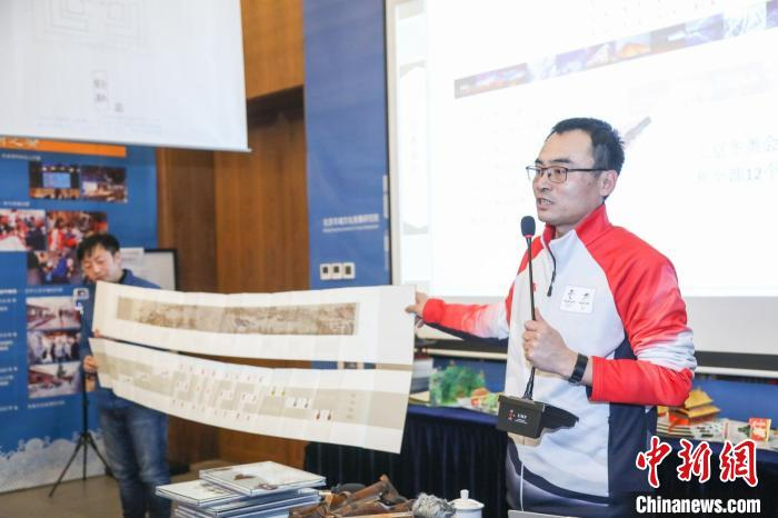 奥林匹克文化研究专家、体育收藏家郭磊展示冬奥特许商品 北京东城文化发展研究院供图
