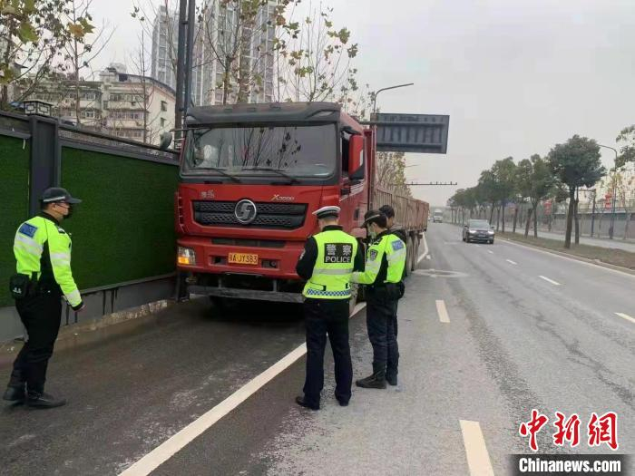 图为，武汉交警执勤现场 张建勇 摄