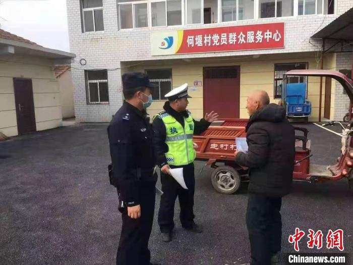 图为，武汉交警开展道路交通安全宣传教育活动 张建勇 摄
