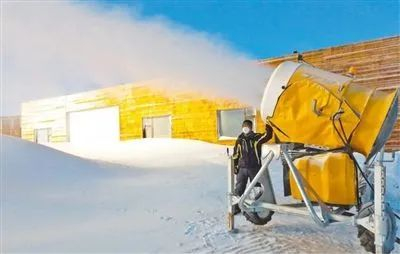 1月16日，黄永斌在云顶滑雪公园进行造雪工作。图源：人民视觉 摄影 | 胡旺