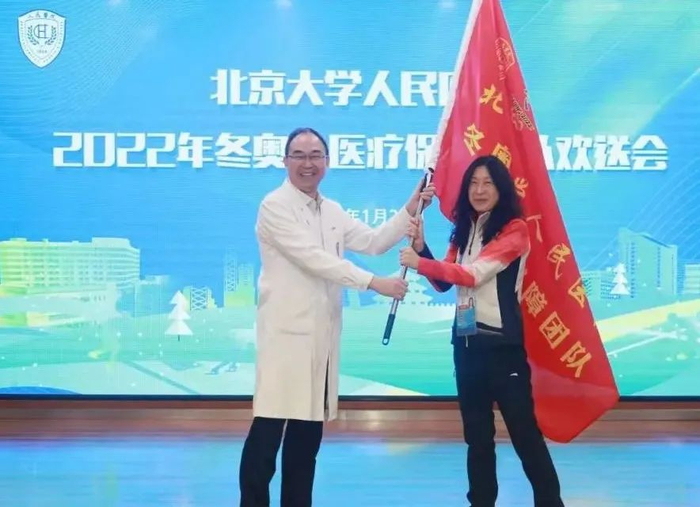 ▲北京大学人民医院医疗保障团队奔赴国家雪车雪橇中心。图片来源 北京大学人民医院
