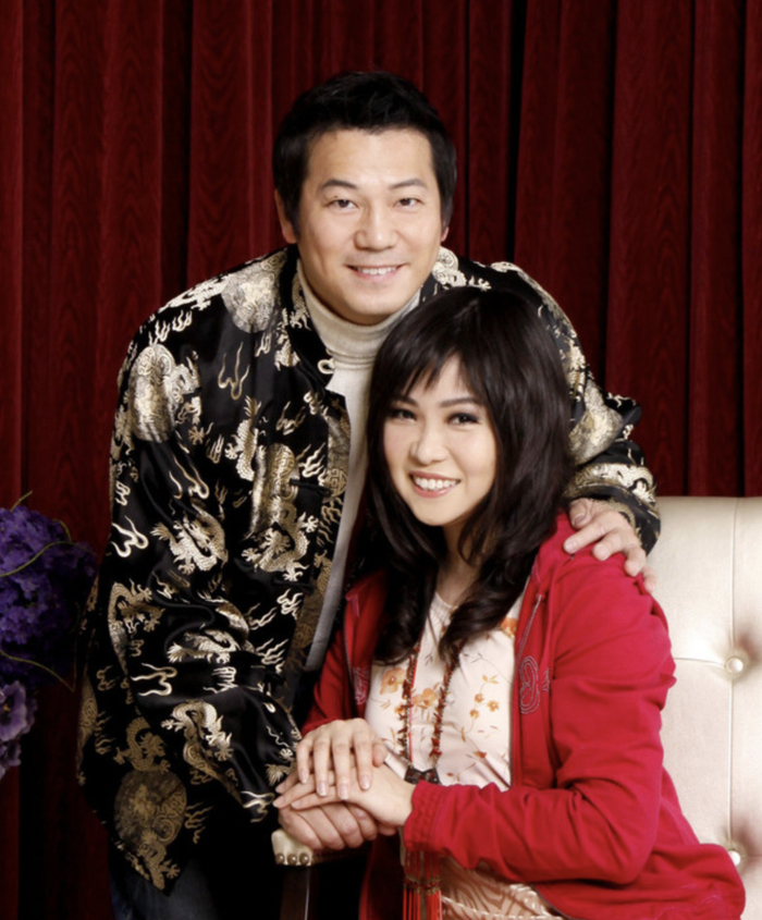 欧锦棠罕见晒夫妻合照,为妻子祈求手术顺利,两人两度结婚无子女