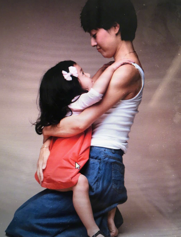 马伊琍小女儿庆祝8岁生日穿公主裙气质出众一把搂住妈妈脖子