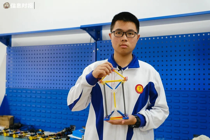 初二的李同学，在介绍他的实验作业——单摆。