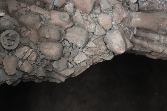 ▲外藏坑内遗留的盗洞，陶俑的碎片散落四周。新京报记者 吴采倩 摄