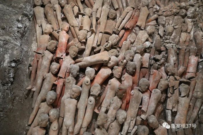 江村大墓K15出土的部分彩绘着衣式陶俑。图片来源：陕西省考古研究院