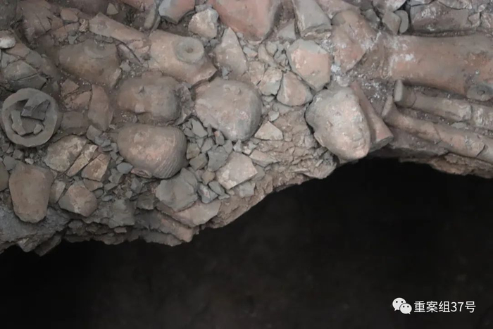外藏坑内遗留的盗洞，陶俑的碎片散落四周。新京报记者 吴采倩 摄