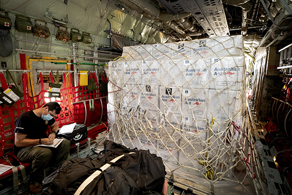 　　当地时间2022年1月21日，澳大利亚安伯利皇家空军基地， C-130J “大力神”运输机装载运往汤加的救援物资。本文图片 人民视觉