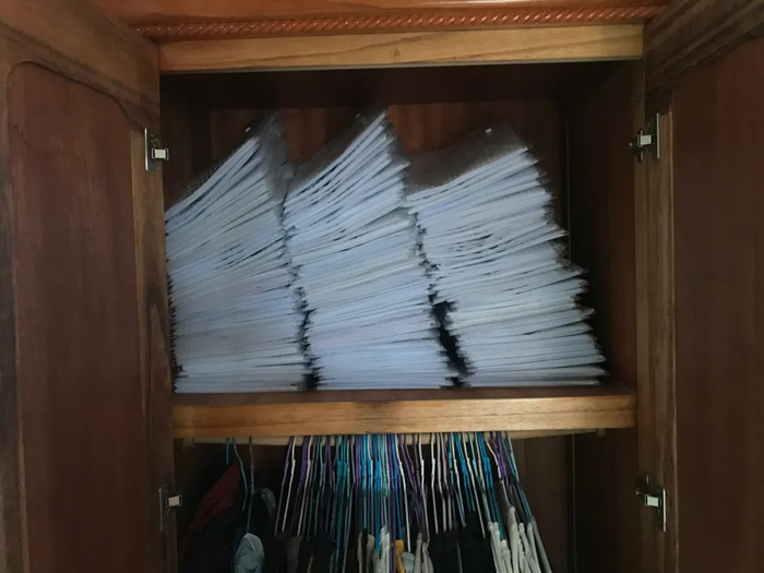 　2022年1月8日，陈之强存放在衣柜中的打假材料。新京报记者 聂辉 摄