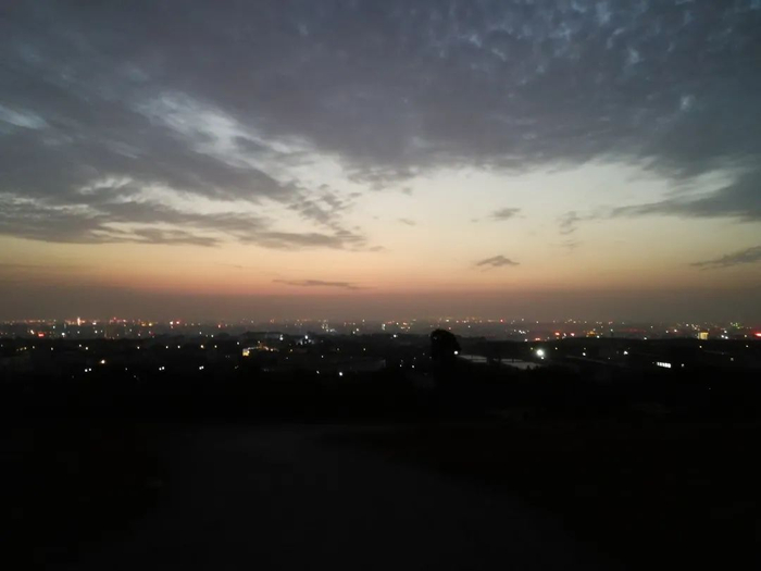 ▲从白鹿原头眺望万家灯火。受访者供图