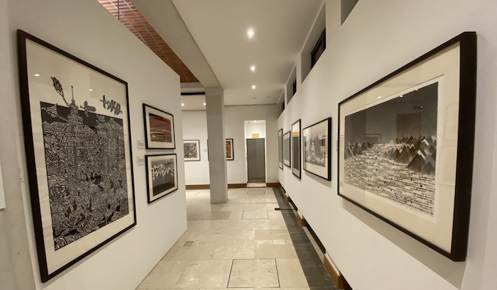 展厅一角，何为民《放春》，何三青《非善非水之三》等