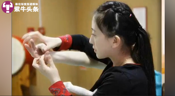 【紫牛头条】女侠,请收我为徒!高校女老师十八般武器样样精通震惊网友__财经头条__新浪财经