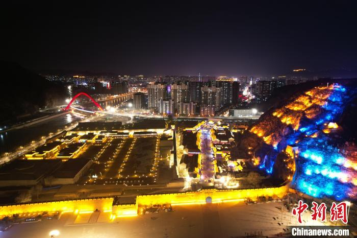 图为航拍张家口市大境门夜景。　翟羽佳 摄