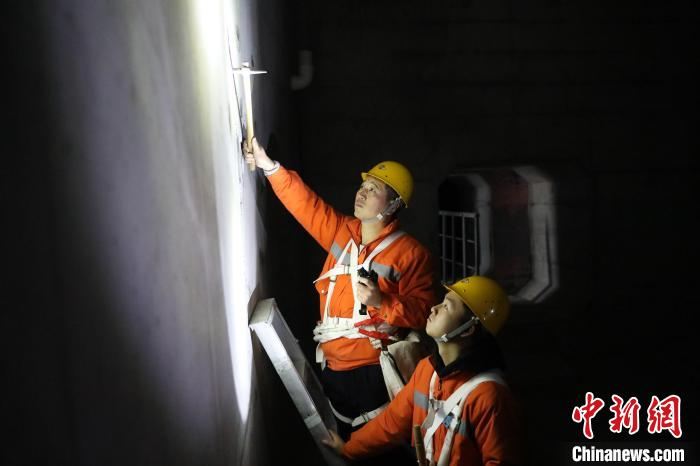 “守桥人”在平潭海峡公铁大桥箱梁内检查节段拼装箱梁搭接缝。　易威 摄