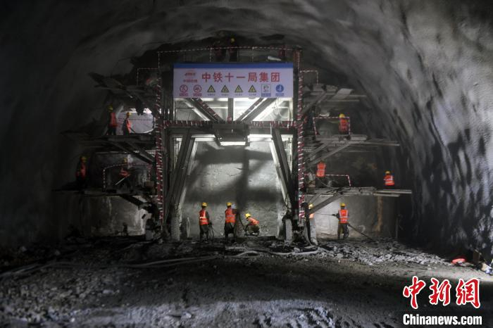 施工人员在进行风枪作业。　蒋雪林 摄