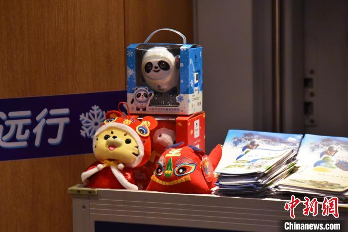 “冰雪列车”上的“冰墩墩”“雪容融”以及虎年玩偶等摆件。　贵阳客运段供图