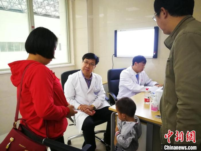 农工党党员专家团队在镇雄县人民医院在位帮扶坐诊。　农工党成都市委会供图