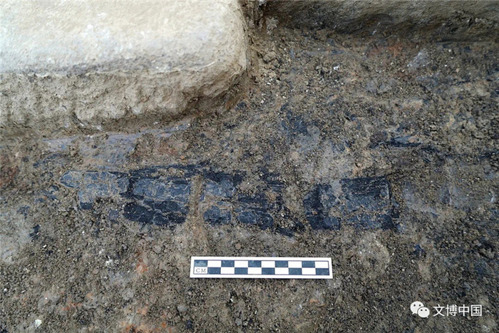 ▲北部垫土面存留炭化竹片 。