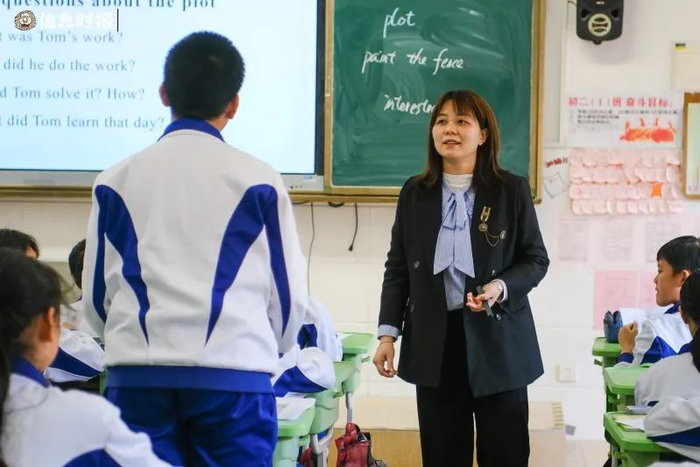 英语课堂上上，同学们与老师互动。