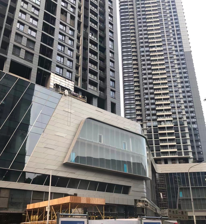 （罗湖水贝，城中村经过城市更新后变成超高层住宅楼。）