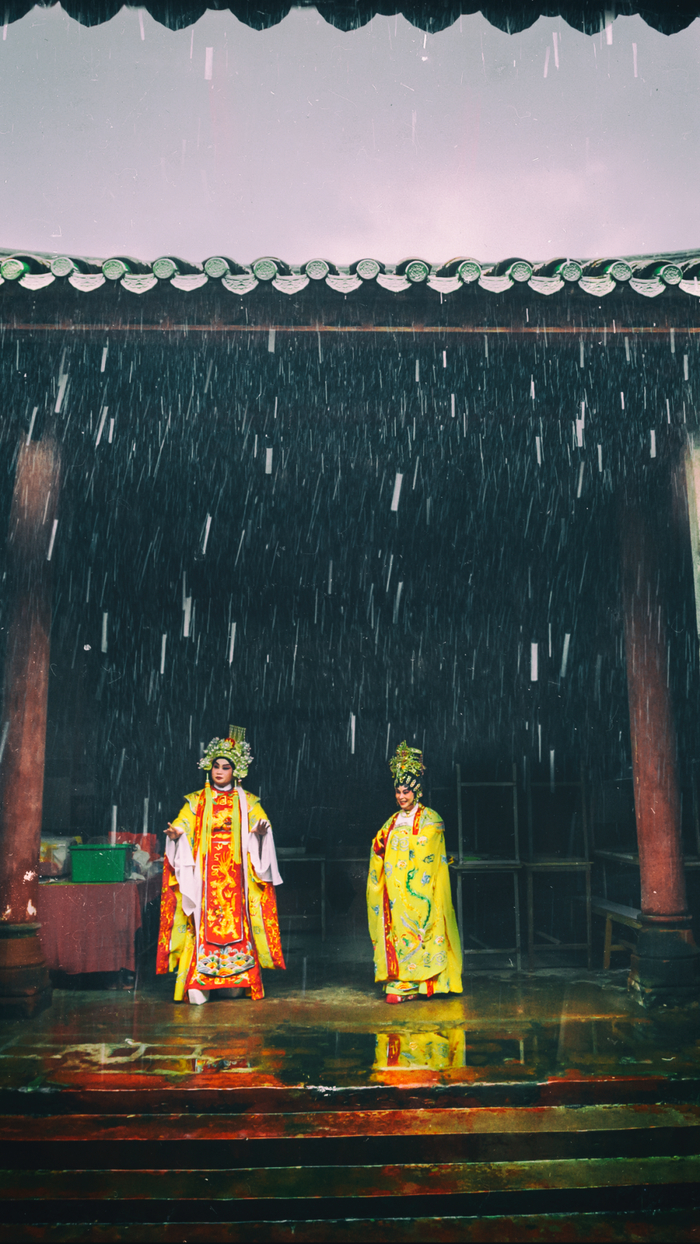 茶山南社古村，夏日暴雨，两位粤剧演员在古祠堂排练。
