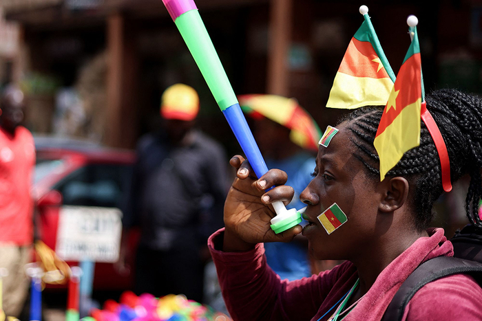 　当地时间1月7日，喀麦隆首都雅温得街头的小贩。