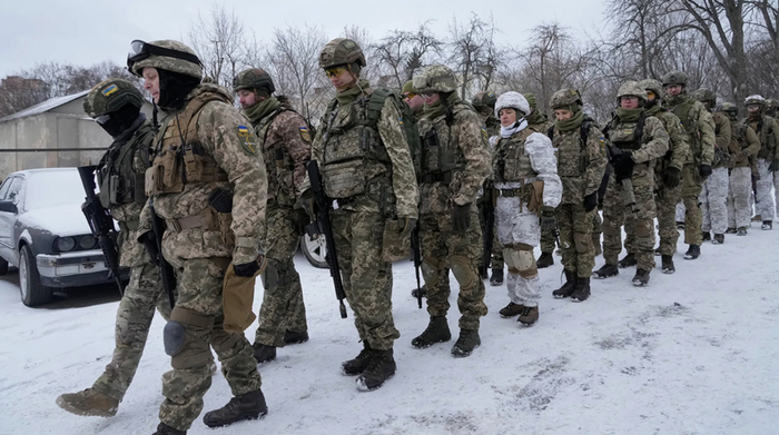 乌克兰领土防卫部队成员在乌克兰基辅的一个城市公园训练 美联社图