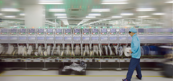 OPPO工人操作把控多台自动化设备