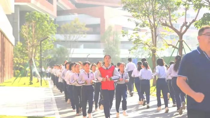 抓紧学生的体育锻炼，广州实验中学每天开展大课间活动