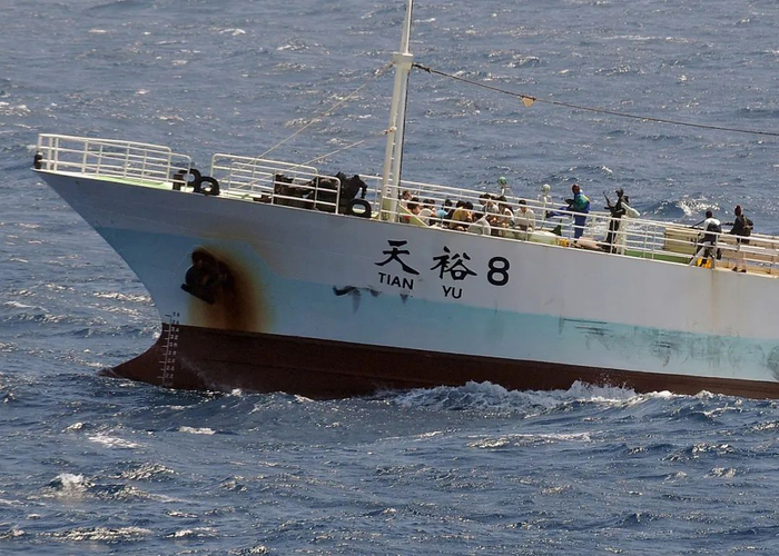 ▲被海盗劫持的中国渔船“天裕8号”