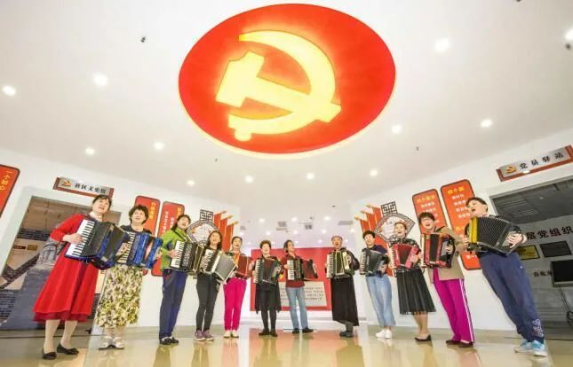 在海甸街道新安社区的党群活动中心，手风琴培训班的老年学员高声歌唱《我爱你中国》。（资料图）记者陈长宇 摄