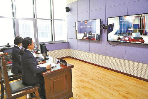 　　办案检察官远程讯问犯罪嫌疑人