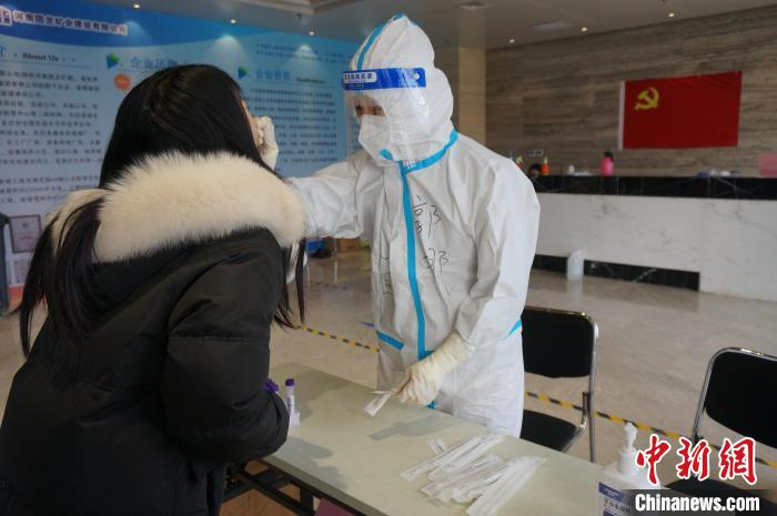 图为河南省儿童医院东三街院区急诊医学科护士长郭娜为市民做咽拭子采样。　韩章云 摄