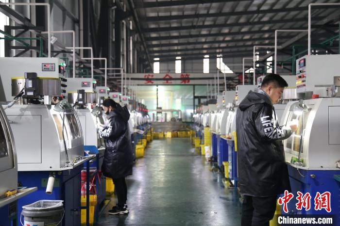 图为河北省馆陶县轴承园区内的轴承企业生产车间。　郭江鹏 摄