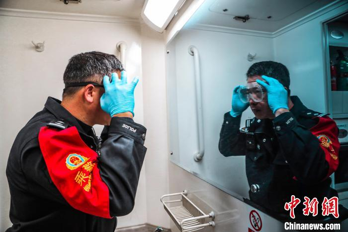 何凯明在整理防疫装备 张磊 摄