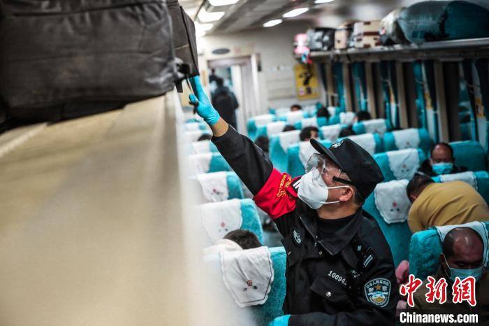 何凯明检查旅客行李情况 张磊 摄