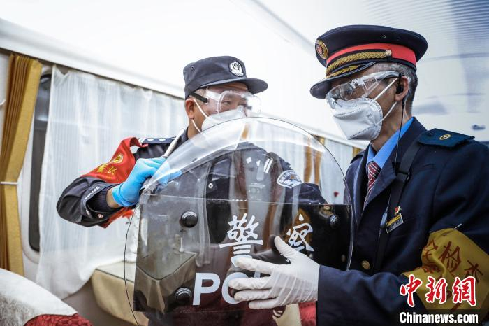 何凯明教列车工作人员处置突发情况 张磊 摄