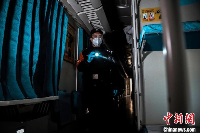 何凯明在旅客熟睡后巡查车厢 张磊 摄
