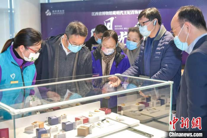 置身琳琅满目的明代藩王妃遗珍之中，观众仿佛穿越时空。　奉贤区博物馆供图