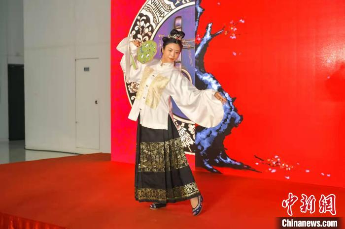 展览在一场古色古香却又不乏时尚风韵的明代服饰秀中拉开了序幕。　奉贤区博物馆供图