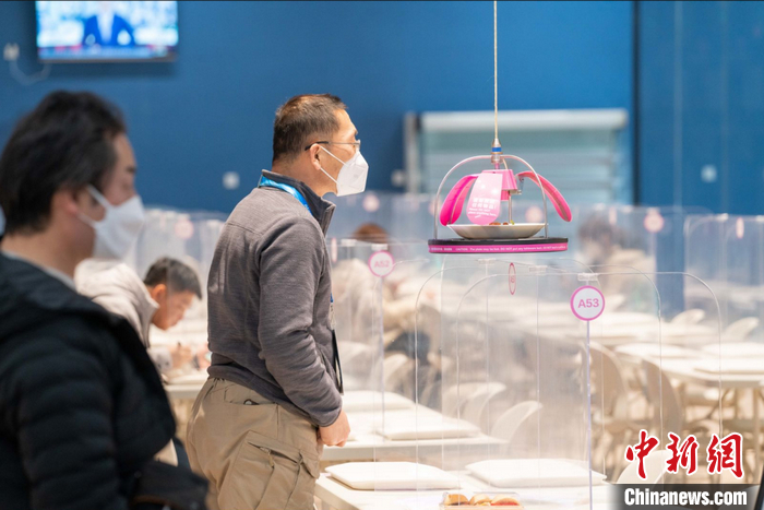 “下菜机”，让美食“从天而降”。受访者供图