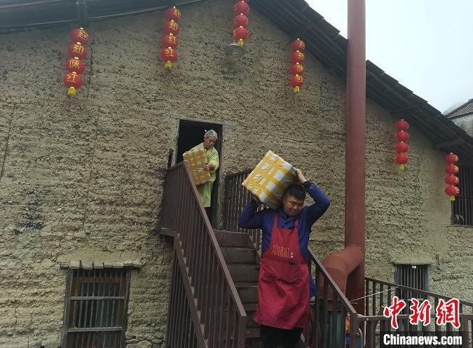 青田红糖搬运装车 舒旭影 摄