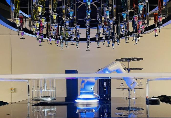 正在调酒的智能调酒机。 受访者供图