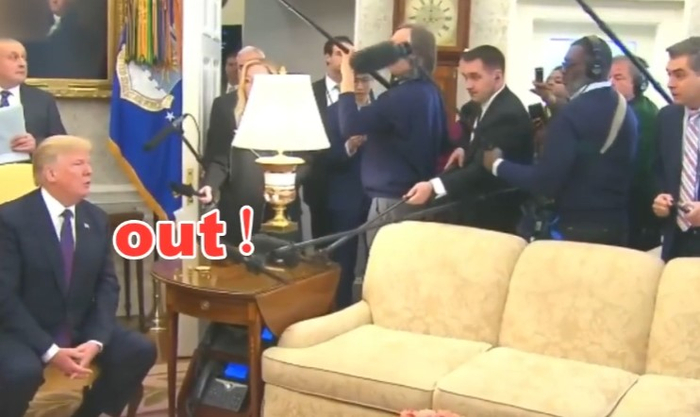 2018年1月17日，特朗普对提问的阿科斯塔说：“滚！”