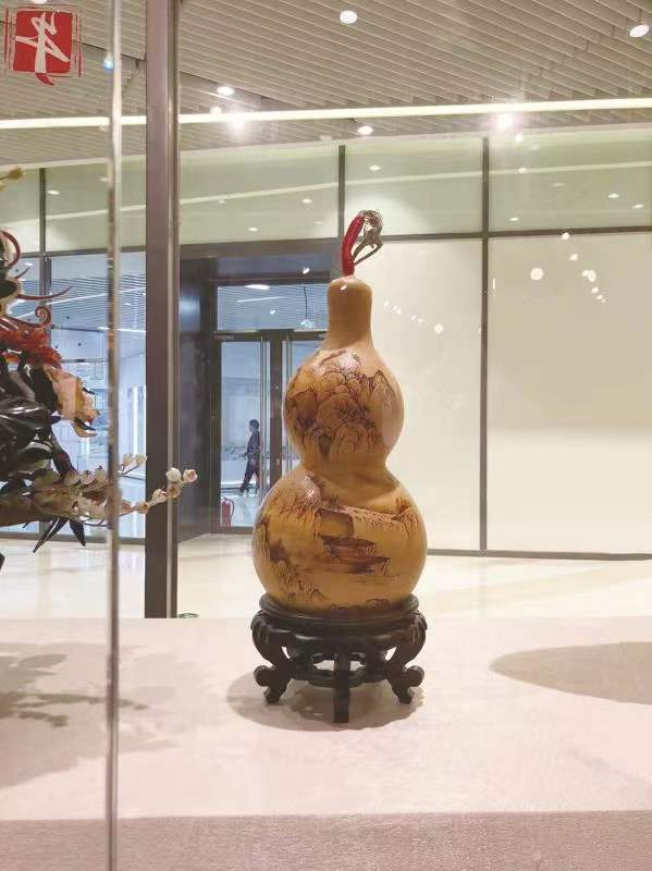 “雄伟壮丽高山大海”火绘葫芦。北京市文旅局非遗处 仵东源 摄